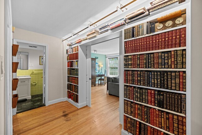Building Photo - Foggy Bottom Home | 3 Bed | 2.5 Bath | 2,050 Sf | Large Private Patio