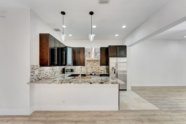 Building Photo - 406 NW 25th Ave