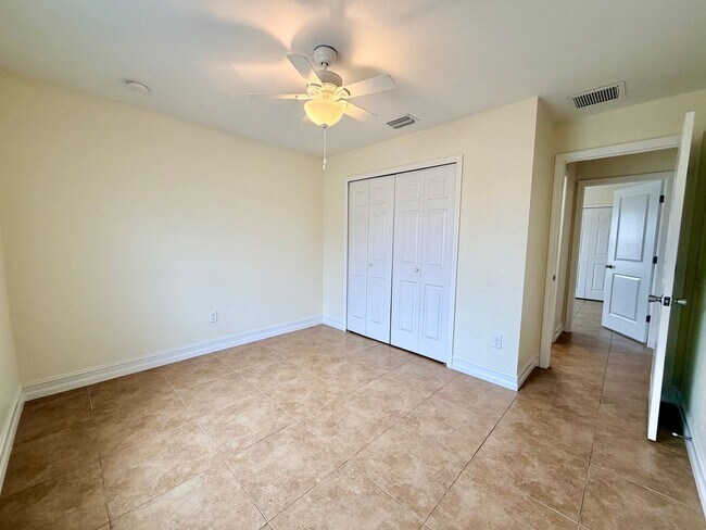 Building Photo - Centrally Located 3 Bedroom 2 Bath 1 Car Garage Duplex- Lawn service and washer and dryer is incl...