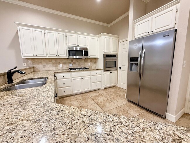Building Photo - Fantastic Location, Fantastic Exec Home