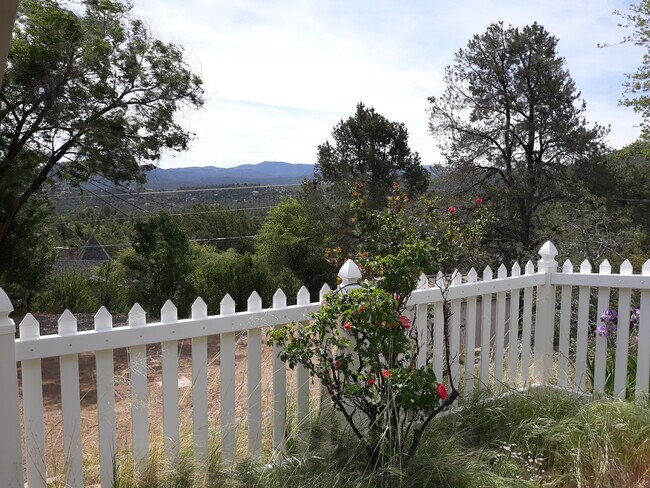 Building Photo - 2057 Heavenly Pl