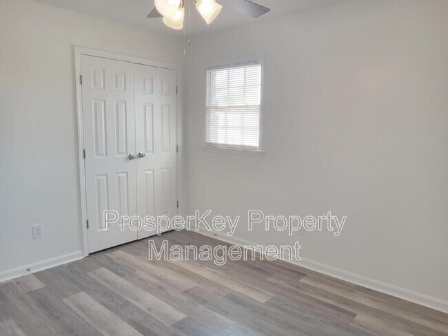 Building Photo - 137 Sycamore Ct