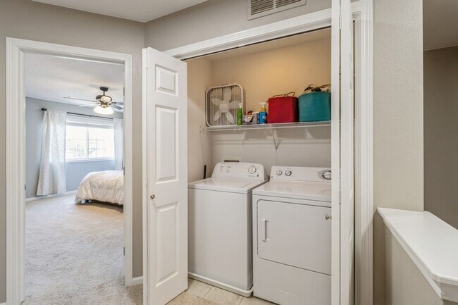 Building Photo - CHARMING HOME WITH EXCELLENT LOCATION!!  2 Bedroom, 1.5 Bathroom Townhome in West Des Moines!