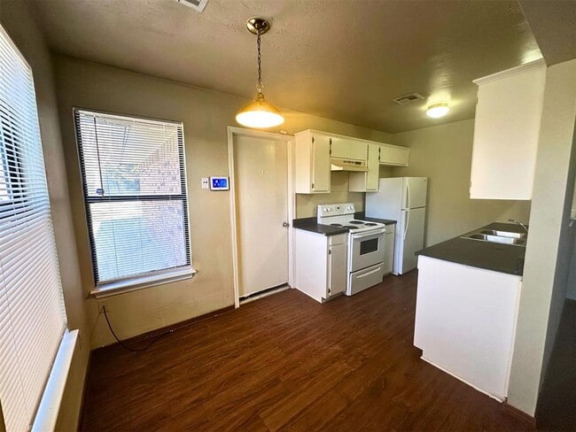 Building Photo - 910 NW Dearborn Ave