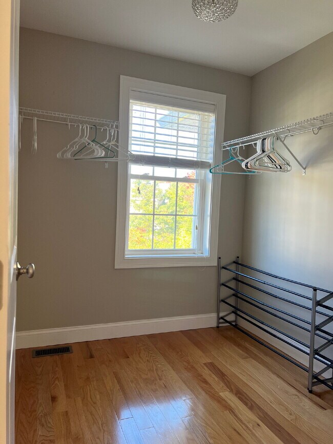 Building Photo - Gorgeous and newly renovated townhouse-sty...