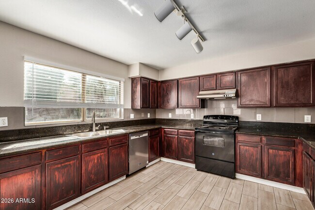 Building Photo - 10377 W Piccadilly Rd