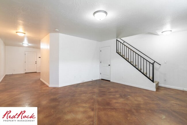 Building Photo - End Unit, DOG-FRIENDLY 3 Bedroom Townhome ...