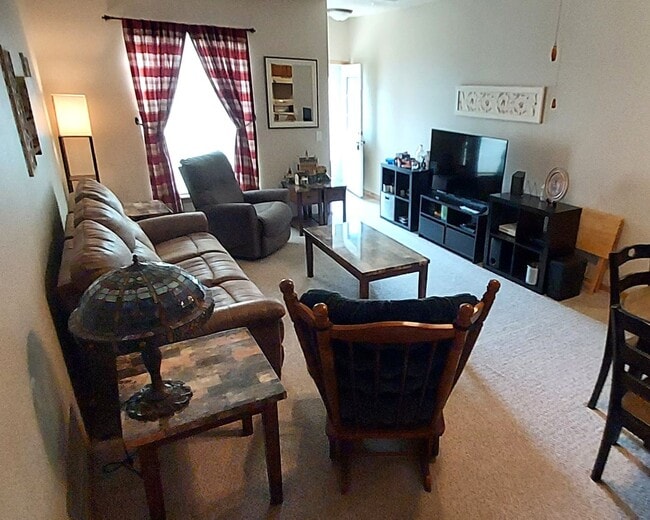 Building Photo - Nice 3 Bedroom 1.5 Bathroom Townhome in Hu...