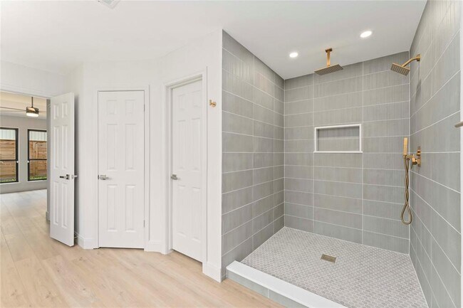 Building Photo - 14147 Hillvale Dr