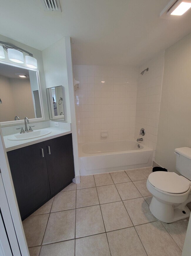 Building Photo - 1400 Crestwood Ct S