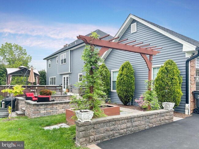 Building Photo - 1105 Ontario Ct