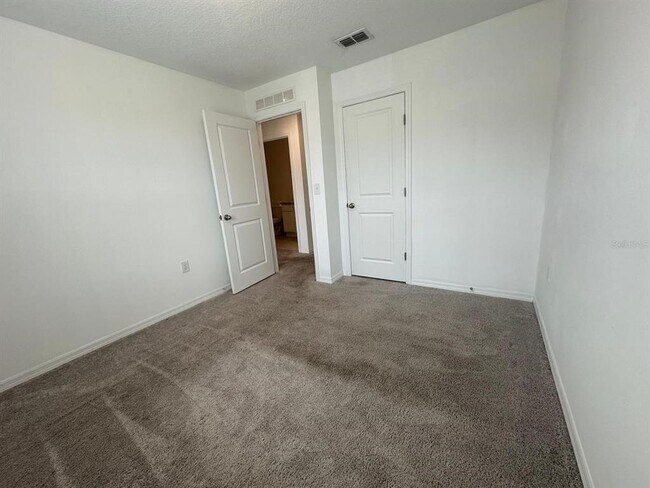 Building Photo - 118 Mandovi St