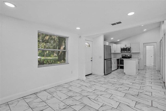Building Photo - 906 Celery Ave