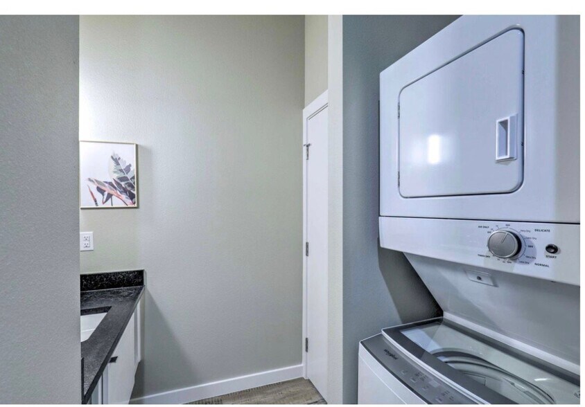 Building Photo - 118-120-120 N LBJ Dr