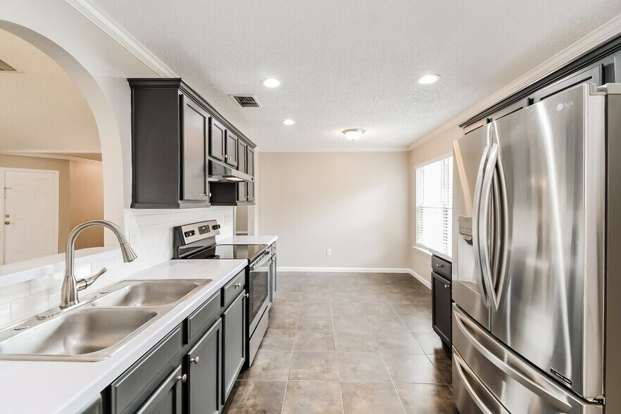 Building Photo - 7957 Macinnes Dr