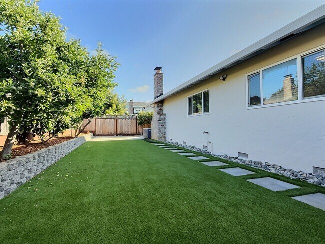 Building Photo - 3BD/2BA - Updated Charming Single Family Home in Great Location!