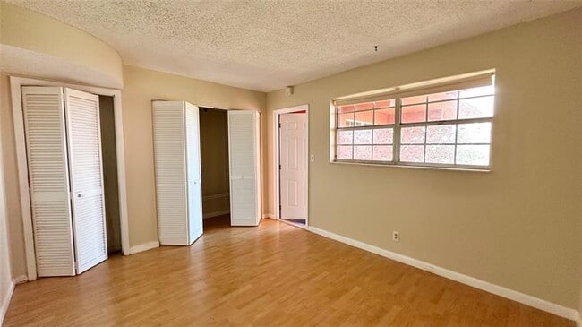 Building Photo - 670 Tennis Club Dr