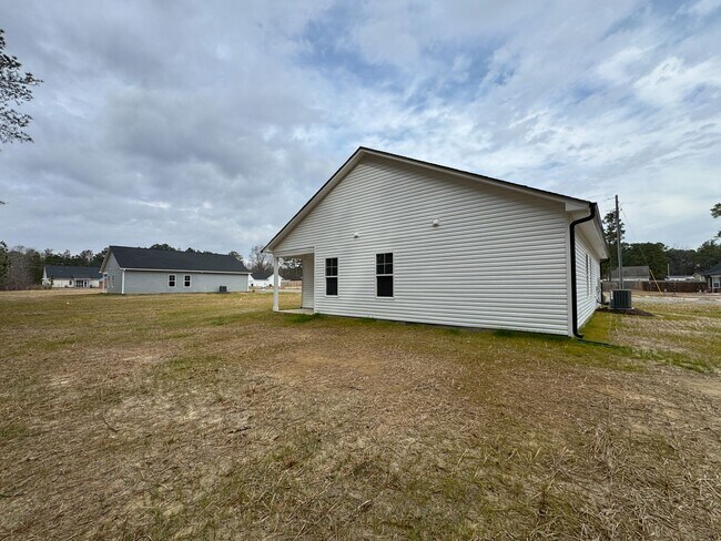Building Photo - Beautiful 3 Bed 2 Bath Home in Raeford