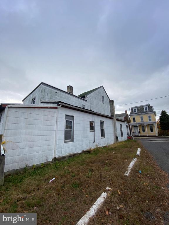 Building Photo - 64 S Evans St