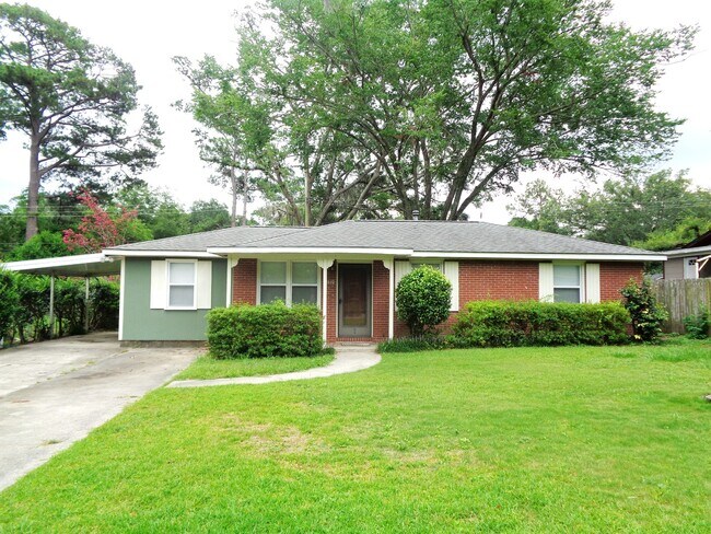 Primary Photo - **Available Now** Spacious 3 Bedroom 2 Bat...