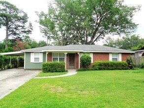 Building Photo - **Available Now** Spacious 3 Bedroom 2 Bath in Savannah!