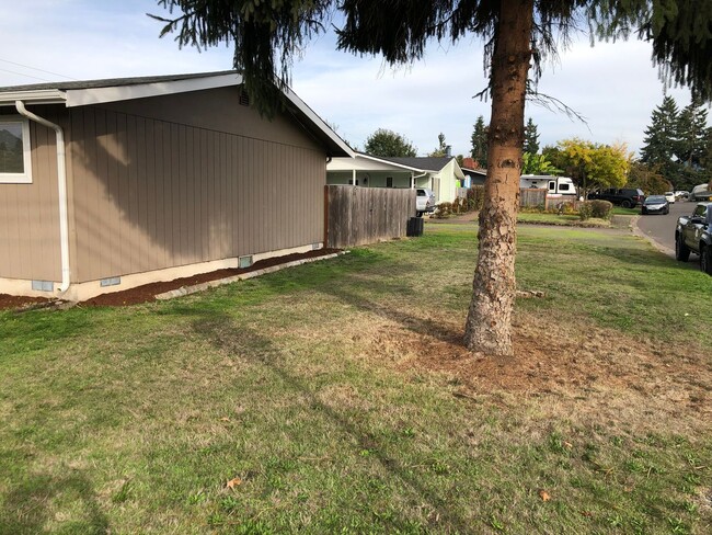 Building Photo - Beautifully updated 2 bed/1bath duplex in ...
