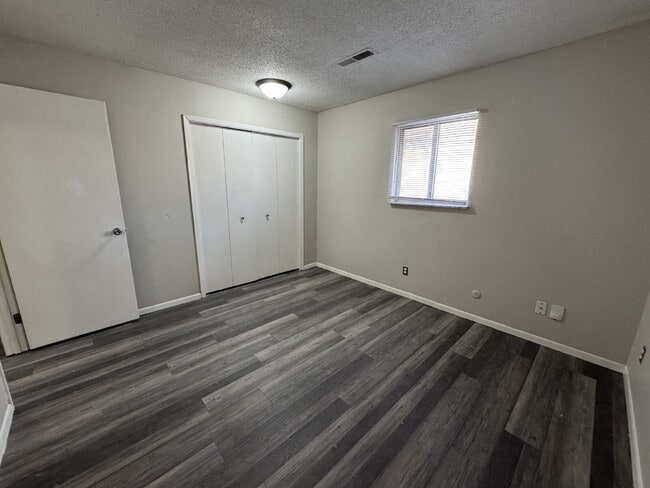 Building Photo - "Charming 2-Bed Oasis in Springfield – Cozy 777 sq ft Retreat!"