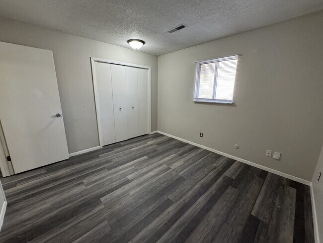 Building Photo - END UP SOMEWHERE YOU’LL LOVE — ONLY $825 2 BEDROOM APARTMENT!