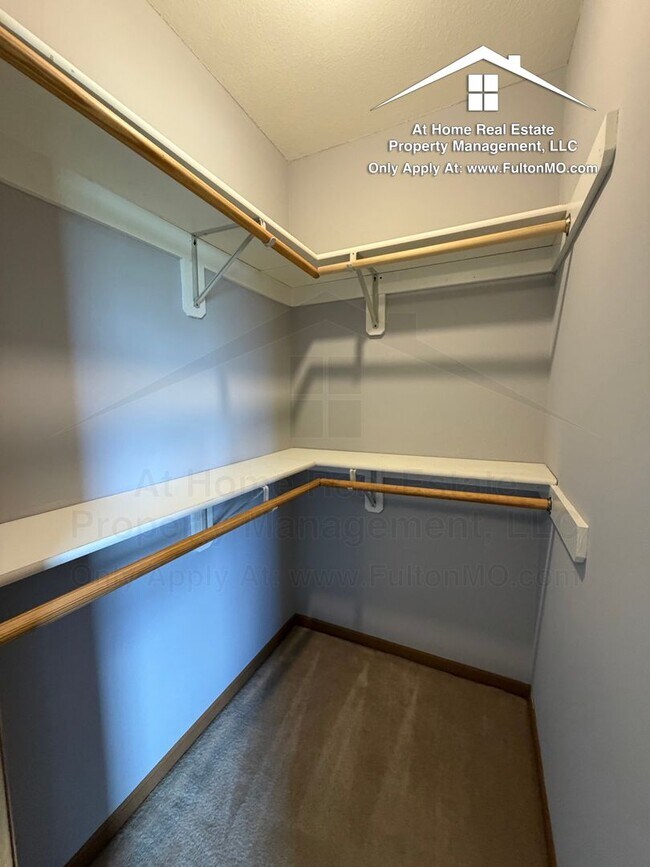Building Photo - 427–429 Sabre Circle