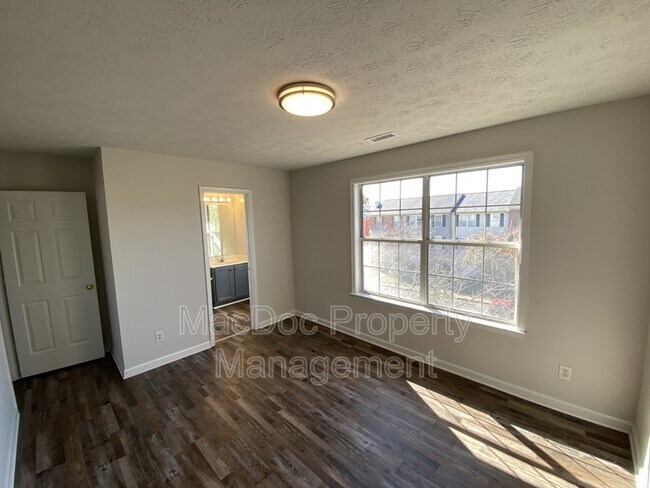 Building Photo - 105 Raquel Ct