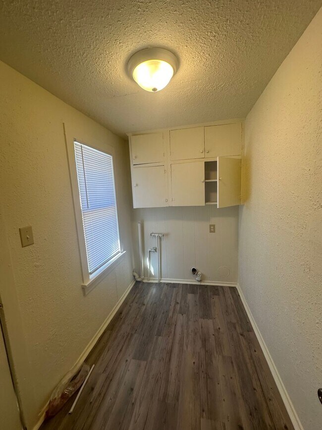 Building Photo - Spacious 4 Bedroom!