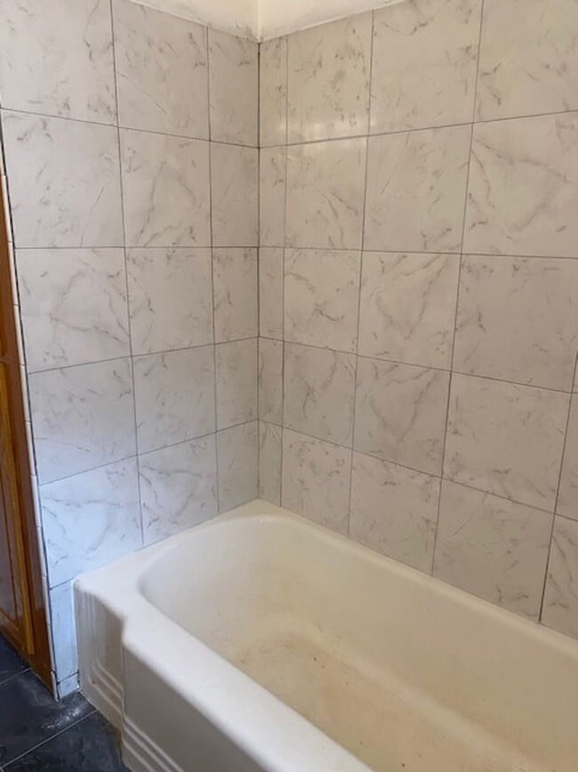 Building Photo - CHARMING 3 BED, 1 BATH HOME