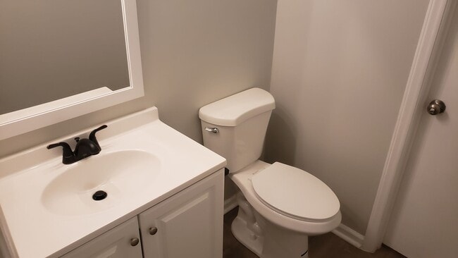 Building Photo - Updated 2br 1.5ba Condo Style home in grea...