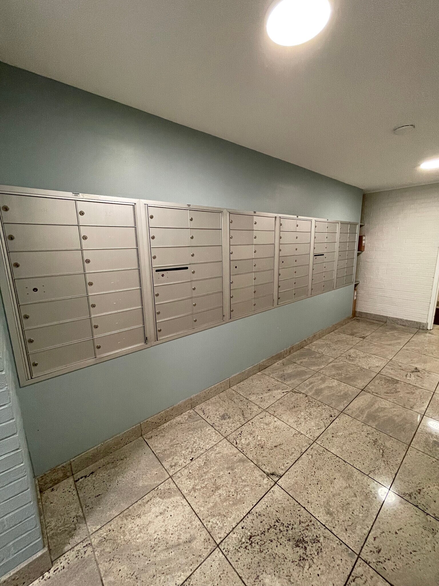 Building Photo - 515 W Wrightwood Ave