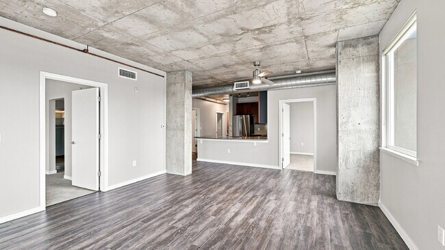 Building Photo - $2,820.95- 2 bed, 1 bath Condo in the heart of Denver with In Unit Laundry!