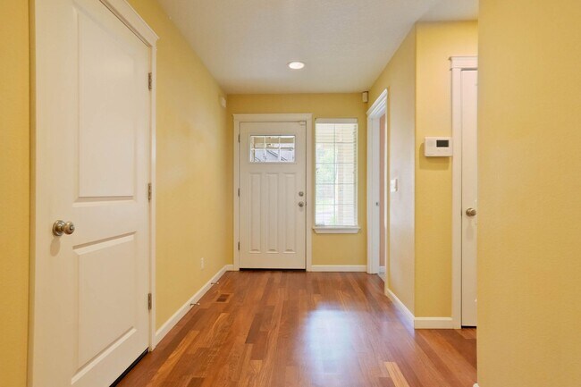 Building Photo - 4 bed + loft, 2.5 bath near Downtown Salem!