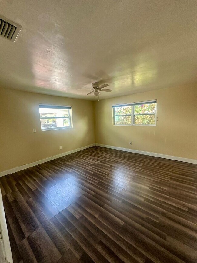 Building Photo - Easy Coastal Living Just Minutes from Downtown!