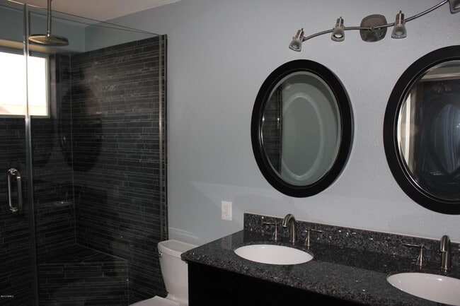 Building Photo - 1221 W Chicago St