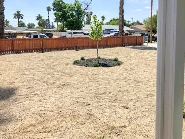 Building Photo - Newer home for rent on large lot!