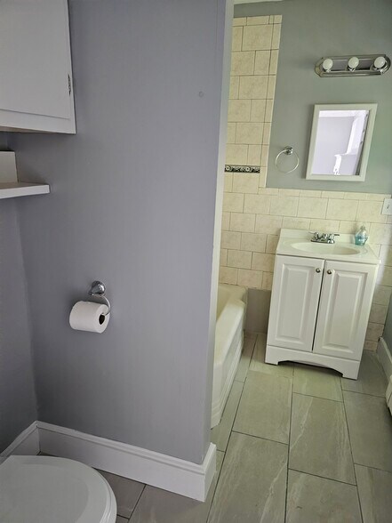 Building Photo - 53 Grove St