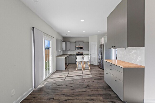 Building Photo - Large 4 bedroom in The Shores and Windpointe!