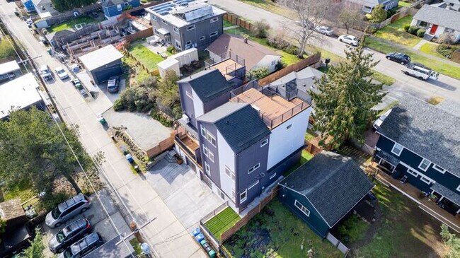 Building Photo - Newly Built Air-Conditioned Luxury Townhome in Highly Desired Admiral