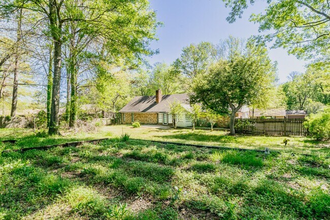 Building Photo - 703 Parker Dr