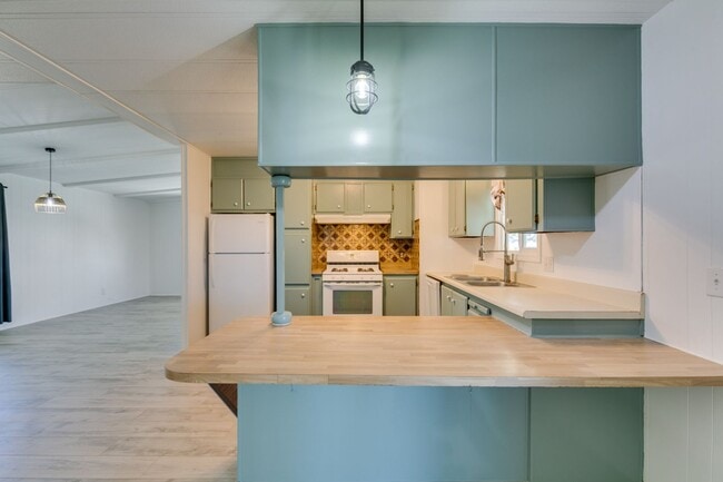 Building Photo - Beautifully Remodeled Boulder City Home with Spacious Backyard Retreat