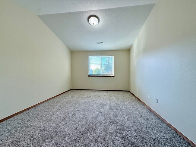 Building Photo - **$500 OFF THE FIRST MONTH'S RENT** Spacio...