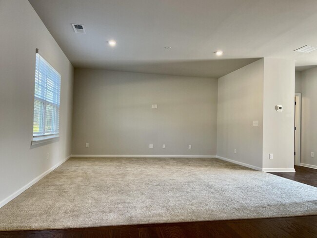 Building Photo - 5899 Wheeler Ridge Rd