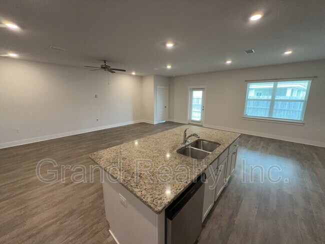 Building Photo - 5869 Danbury Blvd