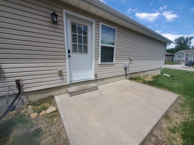 Building Photo - Freshly Updated, One Level Ranch, No Steps...