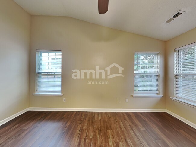 Building Photo - 6 Semmelrock Dr