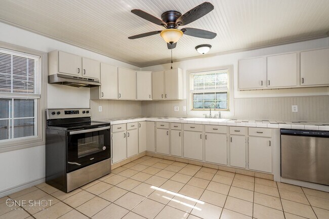 Building Photo - 2349 Highland Ave